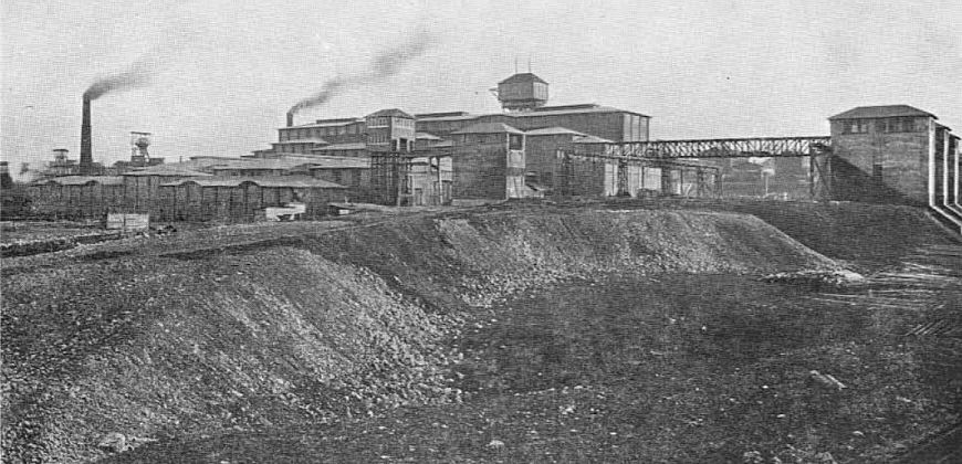 Szarlej - Widok na zabudowania kopalni przed 1912 rokiem, zbiory Muzeum Geologii Złóż Politechniki Śląskiej im. Czesława Poborskiego
