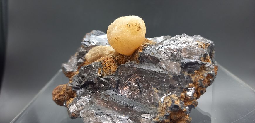Argonit na blendzie, zbiory Muzeum Geologii Złóż Politechniki Śląskiej im. Czesława Poborskiego