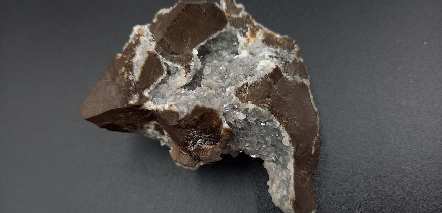 Dolomit, zbiory Muzeum Geologii Złóż Politechniki Śląskiej im. Czesława Poborskiego