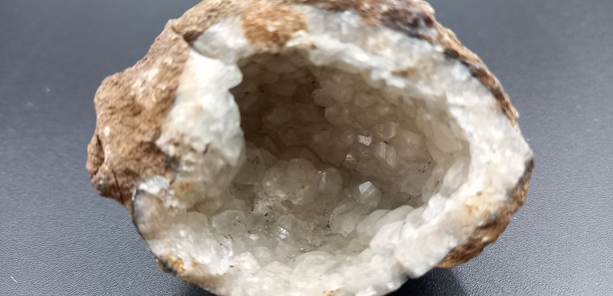 Geoda kalcytowa, zbiory Muzeum Geologii Złóż Politechniki Śląskiej im. Czesława Poborskiego