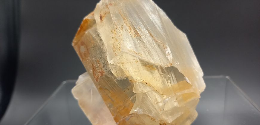 Kalcyt, zbiory Muzeum Geologii Złóż Politechniki Śląskiej im. Czesława Poborskiego