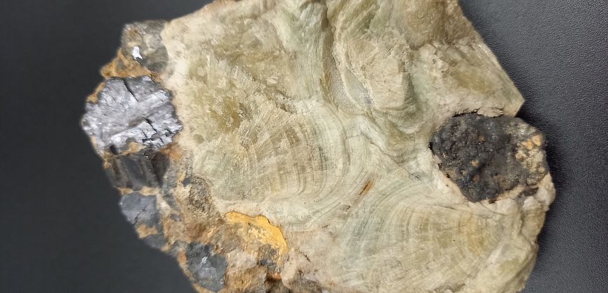 Tarnowicyt, zbiory Muzeum Geologii Złóż Politechniki Śląskiej im. Czesława Poborskiego