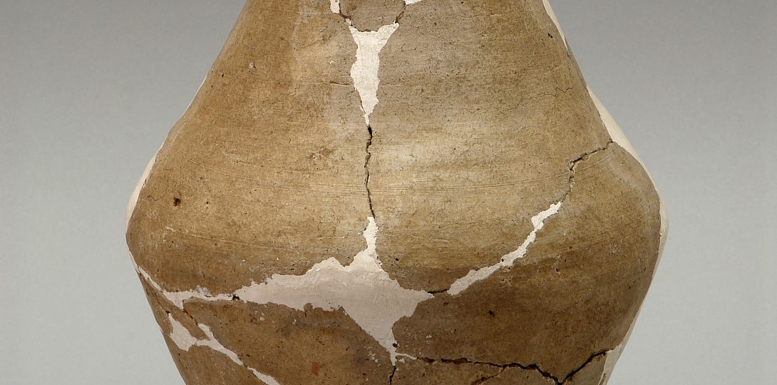 Ceramiczna flasza – wyrób lokalny nawiązujący stylistycznie do ceramiki wielkomorawskiej, grodzisko w Kamieńcu, zbiory Muzeum Śląskiego w Katowicach