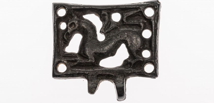 Plakietka z motywem gryfa – ozdoba awarska, osada w Choruli, zbiory Muzeum Górnośląskiego w Bytomiu