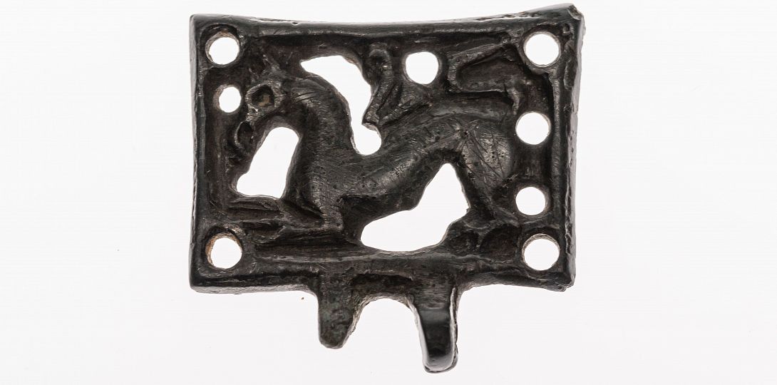 Plakietka z motywem gryfa – ozdoba awarska, osada w Choruli, zbiory Muzeum Górnośląskiego w Bytomiu