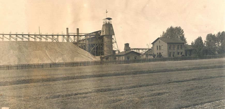 Kopalnia rud cynku i ołowiu „Nowa Wiktoria” (Neue Victoria Grube) w Dąbrowie Miejskiej (obecnie dzielnica Bytomia), zabudowania zakładu z szybem wydobywczym i hałdą, Fotograf Max Steckel, ok. 1920 r.,
