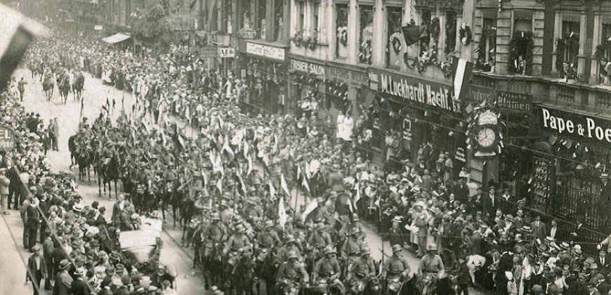 Powitanie wojsk niemieckich (Reichswehry) w Gliwicach, przejazd kawalerii w rejonie skrzyżowania Wilhelmstrasse (ul. Zwycięstwa) z obecną aleją Przyjaźni, 4 VII 1922 r. Zbiory Muzeum w Gliwicach