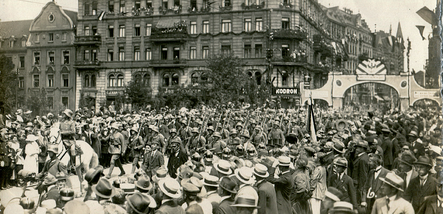 Powitanie wojsk niemieckich (Reichswehry) w Gliwicach, pierwsza brama triumfalna w rejonie skrzyżowania Wilhelmstrasse (ul. Zwycięstwa) z Kanałem Kłodnickim, 4 VII 1922 r.