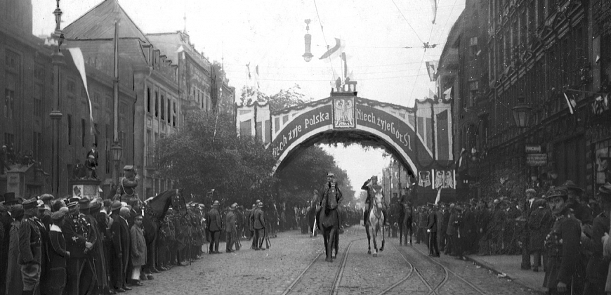 Wkroczenie Wojska Polskiego do Katowic, wjazd oddziałow na rynek od strony ul. Warszawskiej, w tle brama triumfalna, 22 VI 1922 r. Zbiory Narodowego Archiwum Cyfrowego