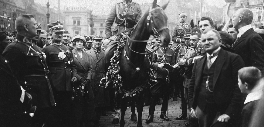 Wkroczenie Wojska Polskiego do Katowic, na rynek wjeżdża na koniu gen. Stanisław Szeptycki, 22 VI 1922 r. Zbiory Narodowego Archiwum Cyfrowego